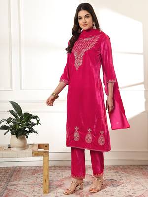  pink velvet kurta dupatta set with embroidery 2