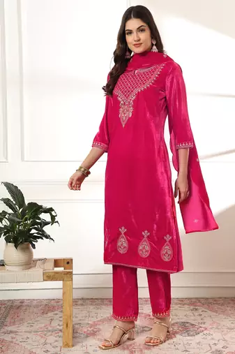  pink velvet kurta dupatta set with embroidery