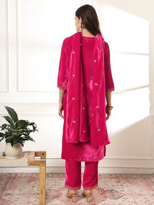  pink velvet kurta dupatta set with embroidery 3