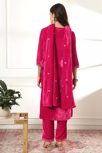 pink velvet kurta dupatta set with embroidery