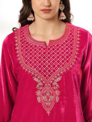  pink velvet kurta dupatta set with embroidery 4