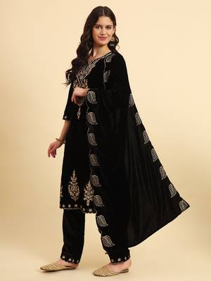  black velvet kurta dupatta set with embroidery 2