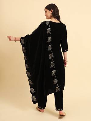  black velvet kurta dupatta set with embroidery 3