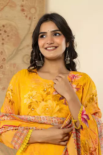  pure oragnza kurta set with pant and dupatta comes with cotton lining and intricate handwork