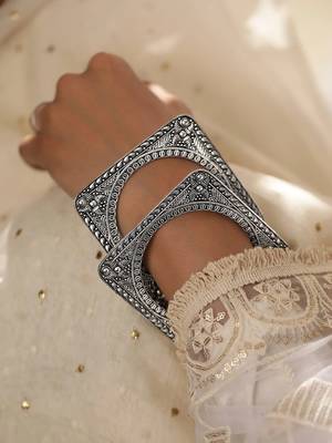 Set of 2 square-shaped oxidized silver-plated bangles 1