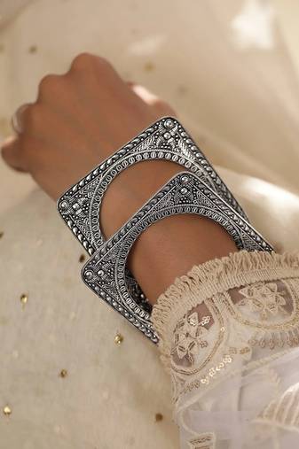 Set of 2 square-shaped oxidized silver-plated bangles