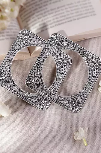 Set of 2 square-shaped oxidized silver-plated bangles