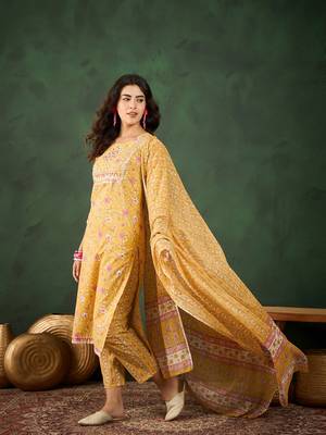Yellow embroidered cotton round neck kurta sets 3
