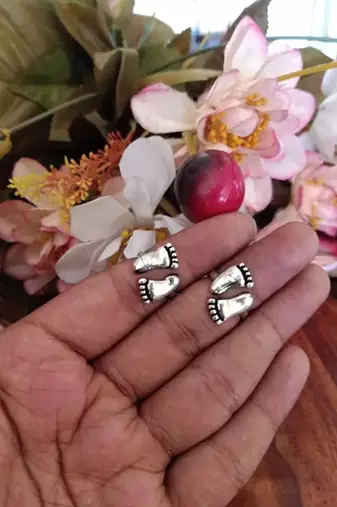 Charan oxidised toe ring with traditional design