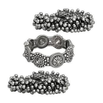 Silver-plated stacked bracelet set with delicate details 2