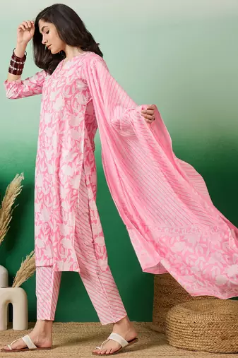 Pink printed cotton v neck kurta sets