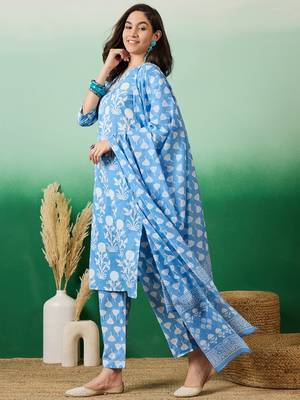 Blue embroidered cotton v neck kurta sets 3