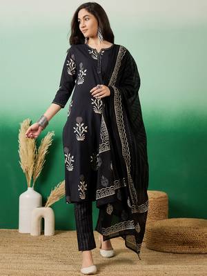 Black embroidered cotton round neck kurta sets 1