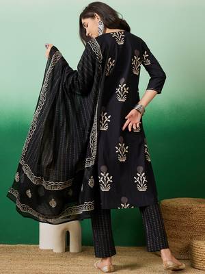 Black embroidered cotton round neck kurta sets 2