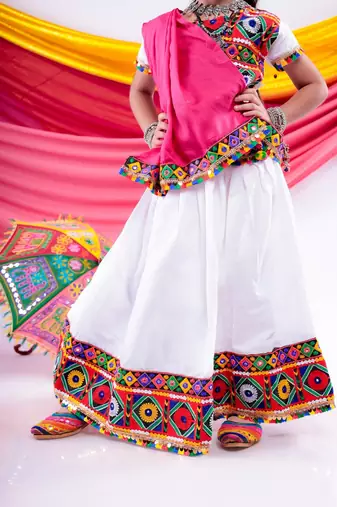 Banjara india girls kutch work embroidered lehenga choli set with dupatta (cc-dmnd) - white
