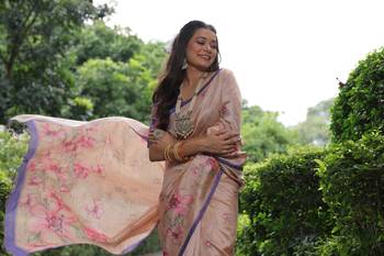 Off White Gujarti Style Tussar Silk bland Floral Printe Pallu & Border Saree With Blouse 4