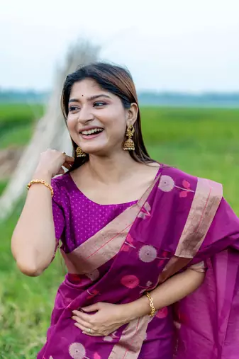 Magenta Linen Silk Saree With Jamdani Type Weaving Border And Zari Weaving Pallu With Blouse