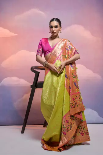Mehendi Pink Soft Banarasi Saree With Kanjivaram Weaving Texture And Contrast Weaving Border With Blouse