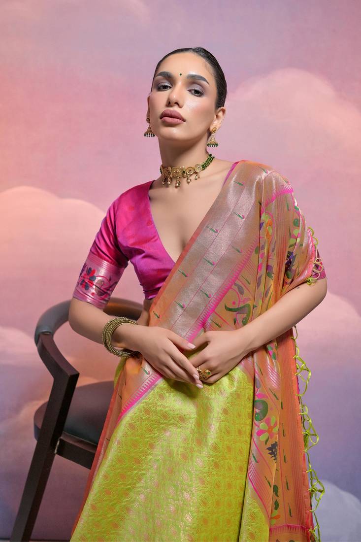 Mehendi Pink Soft Banarasi Saree With Kanjivaram Weaving Texture And Contrast Weaving Border With Blouse