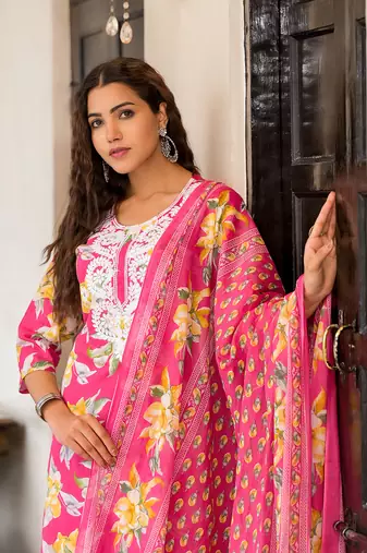 Magenta printed cotton round neck kurta sets