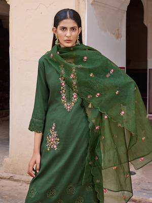 Women Green solid silk blend embroidered fancy straight kurta trousers with dupatta 6