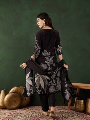 Black embroidered crepe v neck kurta sets 2