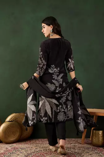 Black embroidered crepe v neck kurta sets