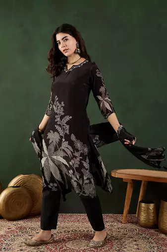 Black embroidered crepe v neck kurta sets