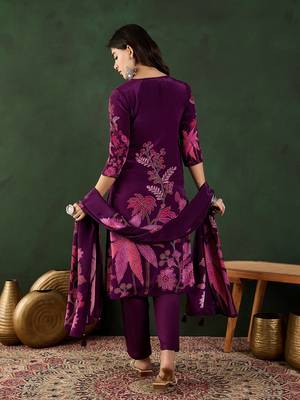 Purple embroidered crepe v neck kurta sets 2