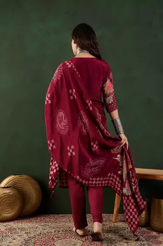Maroon embroidered crepe v neck kurta sets