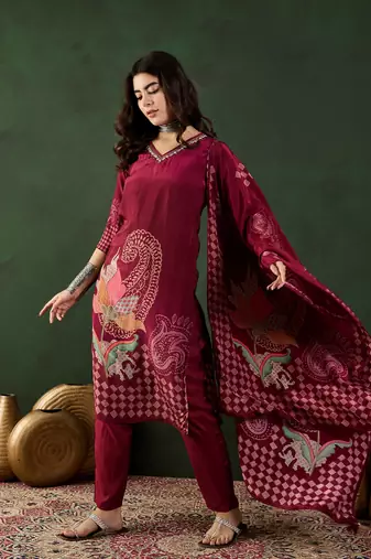 Maroon embroidered crepe v neck kurta sets