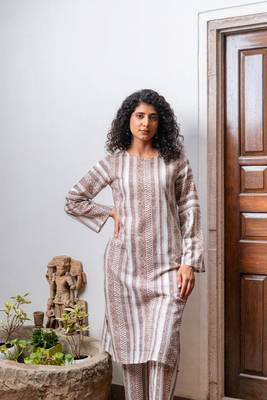 Beige hand block printed cotton slub kurta with pants 4