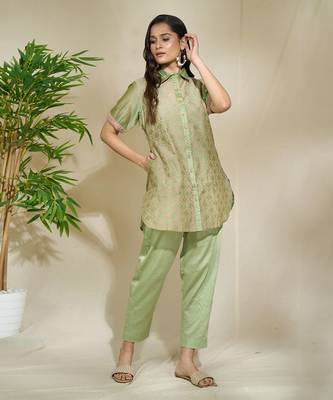 Green Chanderi Geometric Printed Kurta Pant Set with Slip 1