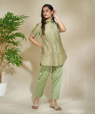 Green Chanderi Geometric Printed Kurta Pant Set with Slip 4