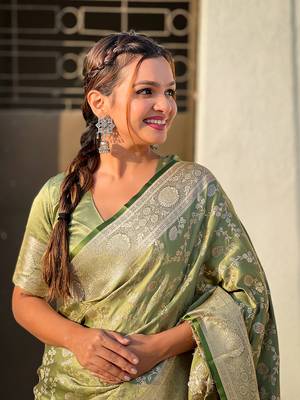 Green zari woven Banarasi silk blend saree with unstitched blouse piece 4