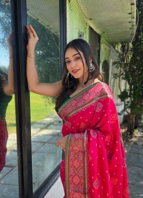 Pink patola silk saree and has a  zari border blouse piece 2