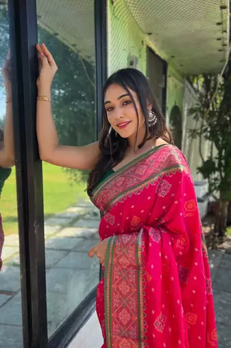 Pink patola silk saree and has a  zari border blouse piece