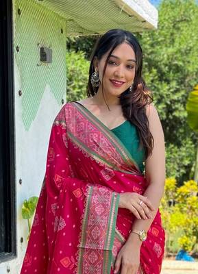 Pink patola silk saree and has a  zari border blouse piece 3