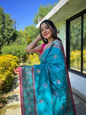 Blue patola silk saree and has a  zari border blouse piece 2