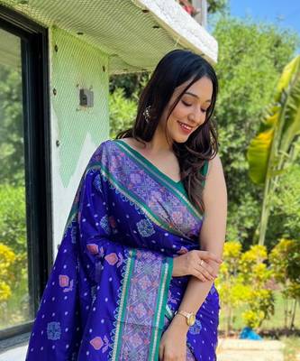 Royal blue patola silk saree and has a  zari border blouse piece 3