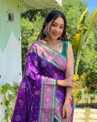 Purple patola silk saree and has a  zari border blouse piece 3