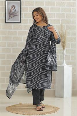 Black women printed aline kurta pant with dupatta set 1