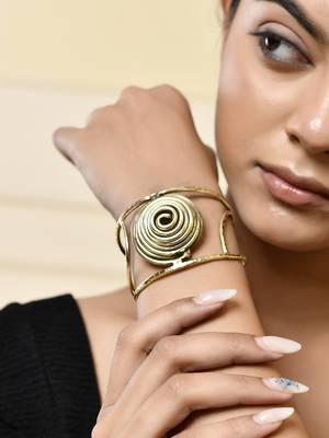 Gold-plated spiral cuff bracelet for women 1