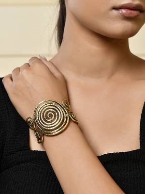 Stylish gold spiral open cuff bracelet for women 1