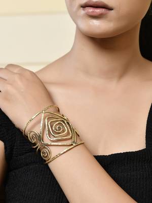Stylish gold spiral open cuff bracelet for women 1