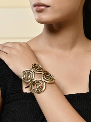 Stylish gold spiral open cuff bracelet for women 1
