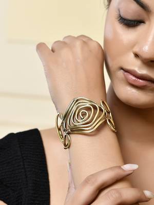 Stylish gold spiral open cuff bracelet for women 1