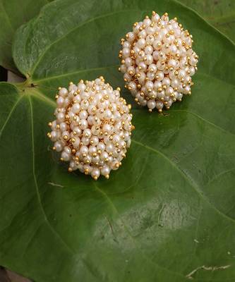 Round pearl studs 2