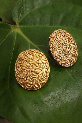 Round golden studs