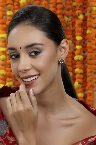 Kundan studs with green stone